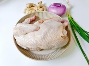 买了一只老母鸡，葱姜多备一点。