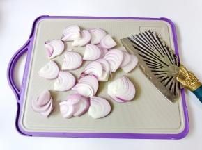 洋葱对半切开，再切片