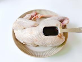 土鸡清洗干净，去除杂毛，加生抽一勺