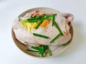 加上葱段，姜片