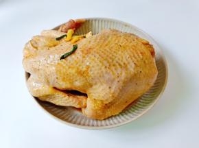 带上一次性手套，里里外外摸均匀，淋少许食用油涂抹表面，腌制一小时