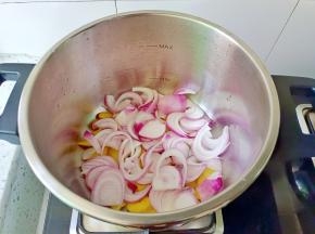高压锅锅底铺一层生姜片，洋葱片，可以铺厚一点，防止糊锅