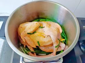 放上腌制好的土鸡，与腌制鸡的料汁，加小半碗清水