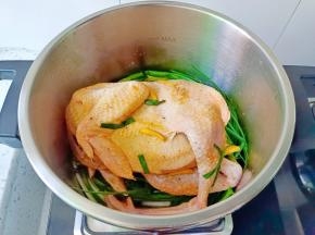 放上腌制好的土鸡，与腌制鸡的料汁，加小半碗清水