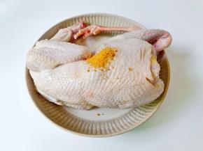 窑鸡粉放一包【口味重的可以加两包】这是三斤重的土鸡