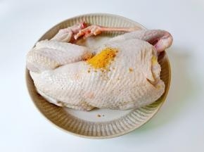 窑鸡粉放一包【口味重的可以加两包】这是三斤重的土鸡