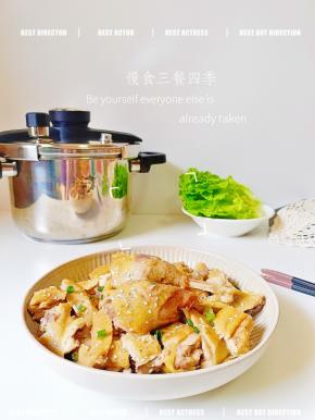 把鸡拿出来晾凉一会，切块装盘，撒点芝麻，葱花点缀一下。