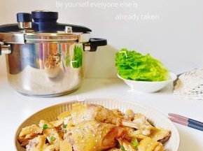 把鸡拿出来晾凉一会，切块装盘，撒点芝麻，葱花点缀一下。