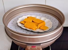 南瓜切片放蒸屉上隔水蒸熟。