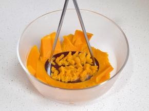 蒸熟的南瓜压成泥。