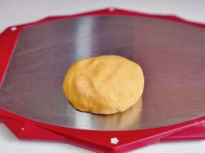 揉成不粘手的面团即可。