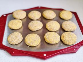 包上豆沙馅。再裹上芝麻压扁。