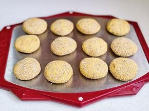 包上豆沙馅。再裹上芝麻压扁。