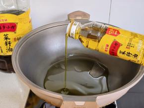 锅中倒入金龙鱼外婆乡小榨菜籽油。