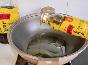 锅中倒入金龙鱼外婆乡小榨菜籽油。