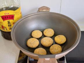 摆入南瓜饼，小火煎。