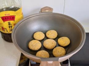 摆入南瓜饼，小火煎。