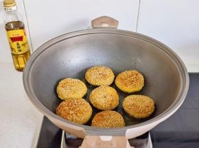 煎至两面金黄熟透即可。