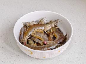 基围虾处理干净。