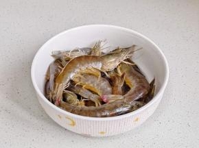 基围虾处理干净。