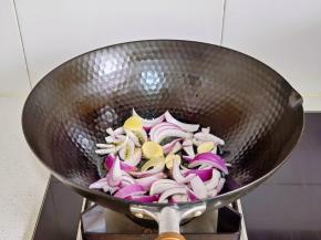 加入洋葱爆姜蒜炒香。