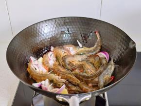 再倒入基围虾，翻遍变色。