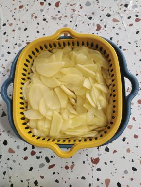 土豆削皮清洗干净，切成薄片，多换几次水，放入清水中浸泡10分钟左右！