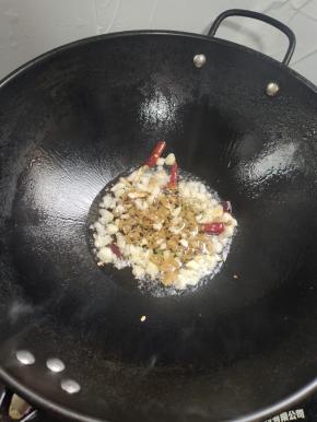 起锅烧油放入蒜瓣，生姜，泡椒，干辣椒爆香！