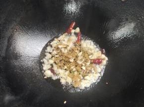 起锅烧油放入蒜瓣，生姜，泡椒，干辣椒爆香！