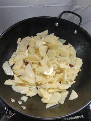 放入控干水分的土豆片，翻炒1分钟左右！