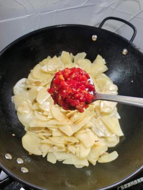 放入两大勺自己做的剁椒！