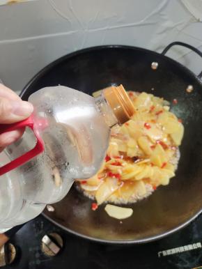 再放入适量的白醋！