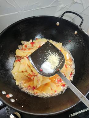 放入盐，鸡精调味！