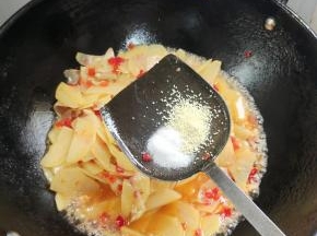 放入盐，鸡精调味！