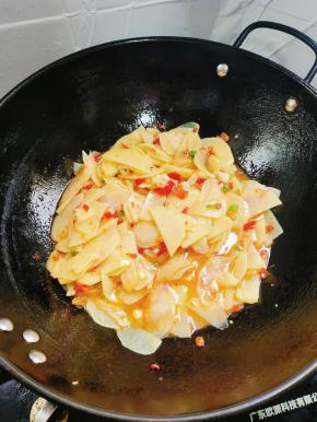 起锅前放入适量的葱花翻炒均匀即可！