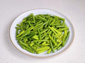 蒜苔洗净切段。