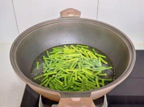 水烧开后滴几滴菜籽油再下蒜苔，焯水40秒捞出过冷水。