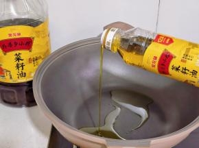 锅中倒入金龙鱼外婆乡小榨菜籽油。
