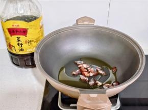加入腊肠煸炒断生。