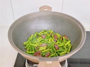 快去翻炒2分钟出锅。