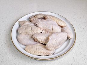 鸡翅泡冷水后再擦干。切花刀。