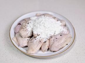 海盐黑胡椒，淀粉抓拌均匀。