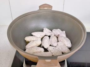 锅中倒入金龙鱼外婆乡小榨菜籽油，摆入鸡翅。