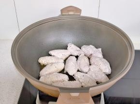 锅中倒入金龙鱼外婆乡小榨菜籽油，摆入鸡翅。