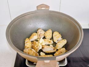 中小火煎至两面金黄。