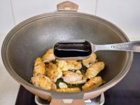 加入生抽，老抽。