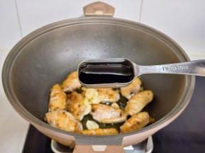 加入生抽，老抽。