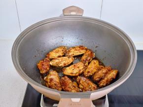 翻炒至每个鸡翅都裹上酱汁。