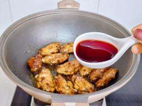 加入红酒，没过鸡翅即可。（红酒的量大家自行掌握）