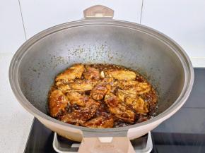 撒上白芝麻，大火收汁至浓稠~